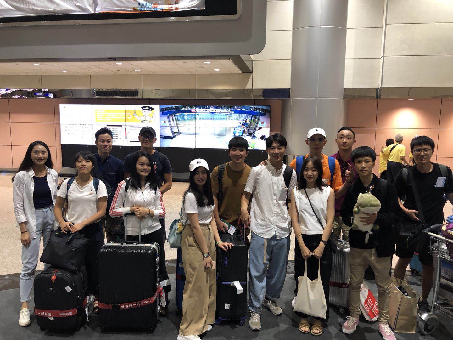 图1为8月20日台湾实习大学生顺利抵达台湾桃园机场.jpg