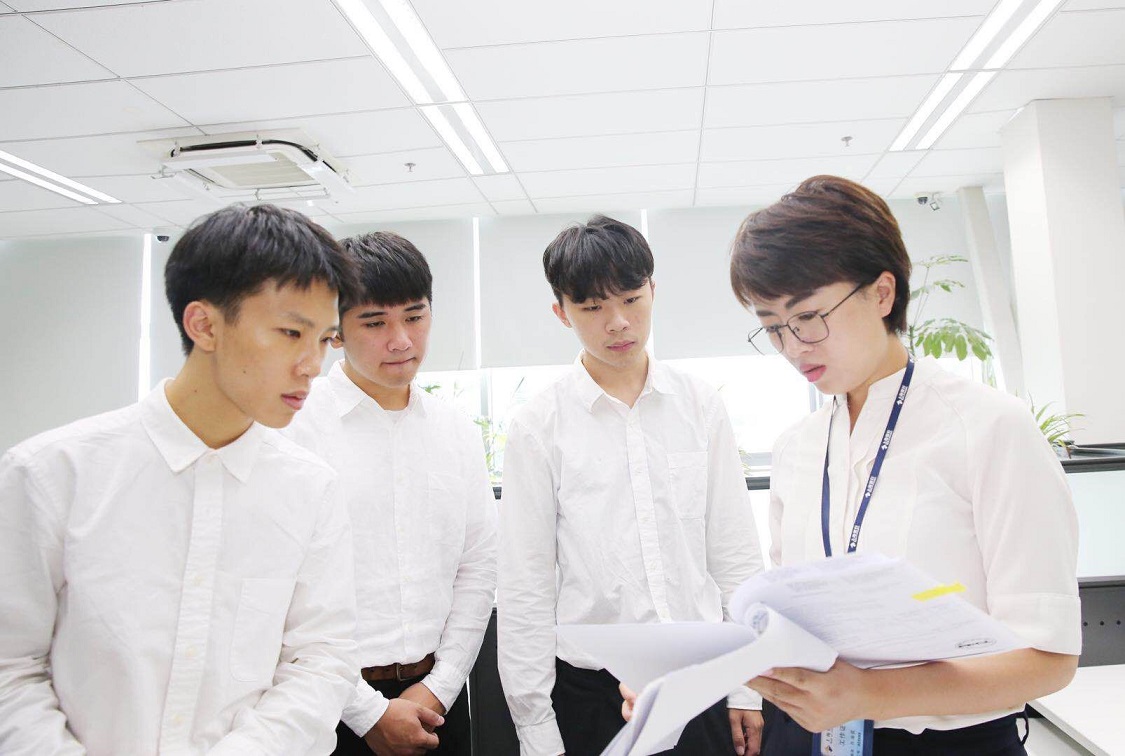 图9为上海银行南通分行工作人员向台湾实习大学生石孟翰、刘宏禹、黄柏翰讲解信用证流程.jpg